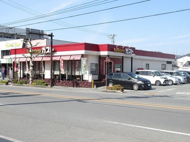 近くのガスト防府店まで210m（徒歩3分）