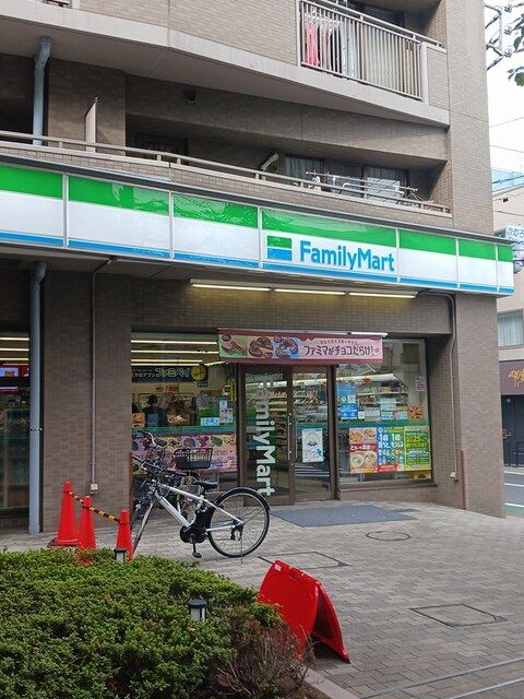 近くのファミリーマートまで357m（徒歩5分）