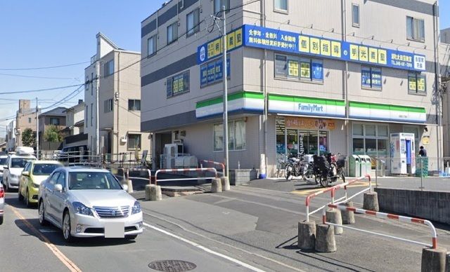 近くのファミマ　太田窪2丁目店まで750m（徒歩10分）