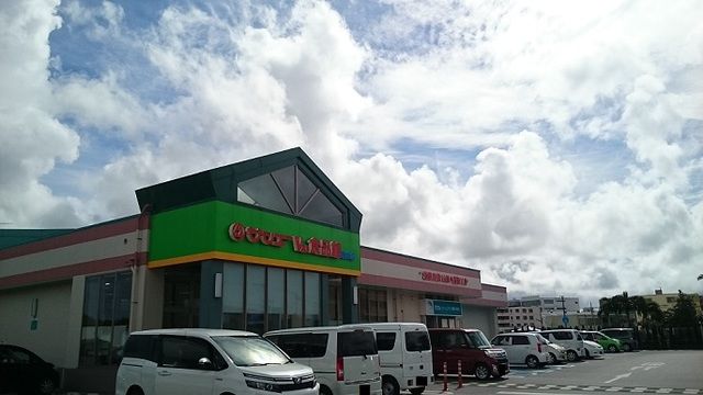 近くのサンエーＶ２１食品館嶺井店まで350m（徒歩5分）
