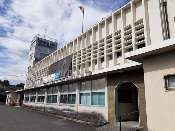 近くの伊佐市役所大口庁舎まで400m（徒歩5分）