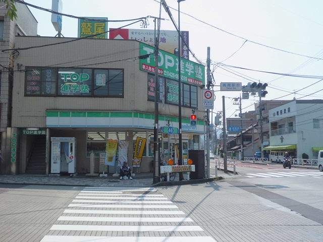 近くのファミリーマートまで300m（徒歩4分）