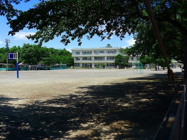 近くの太田市立世良田小学校まで1,800m(徒歩23分)