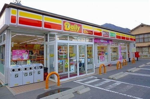 近くのデイリーストアまで150m（徒歩2分）