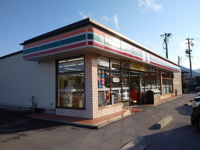 近くのセブンイレブンまで550m（徒歩7分）