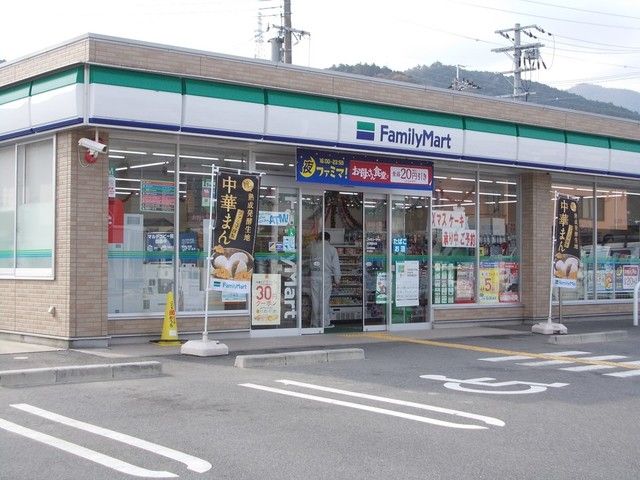 近くのファミリーマート　大津国分店まで450m（徒歩6分）