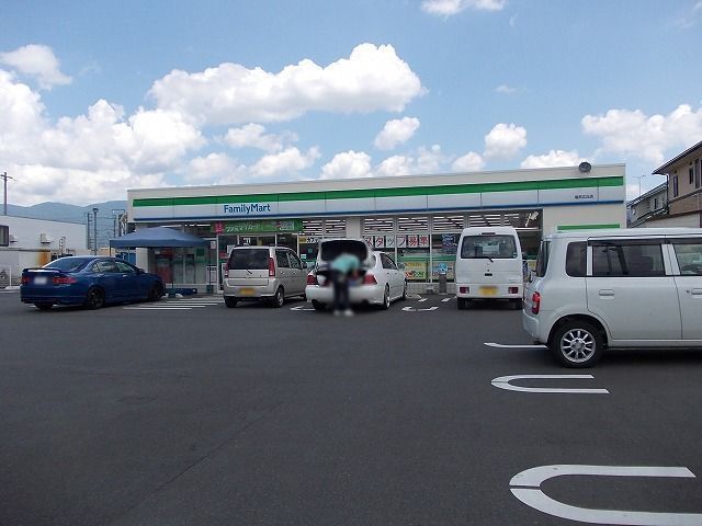 近くのファミリーマート　塩尻広丘店まで400m（徒歩5分）