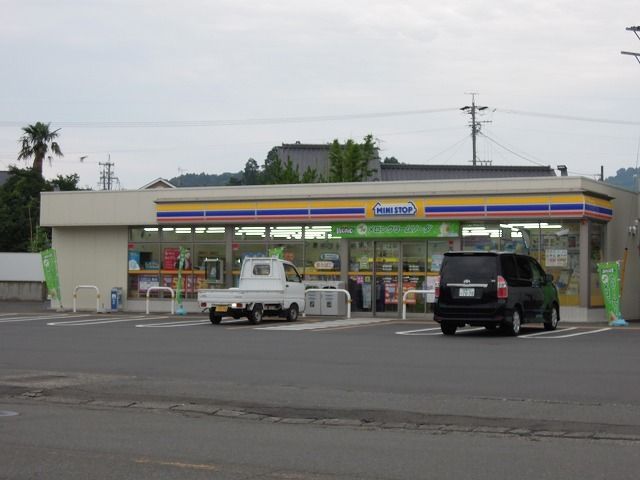 近くのコンビニまで450m（徒歩6分）