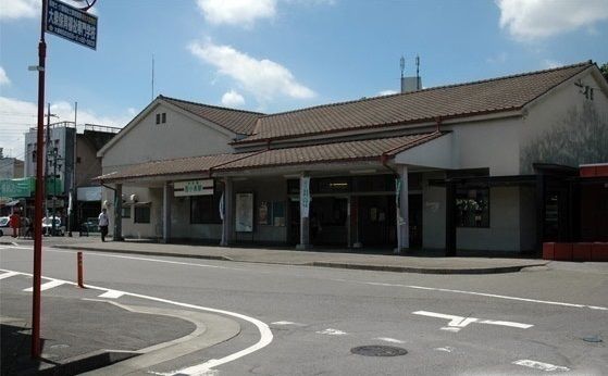 近くの西小泉駅まで1,000m（徒歩13分）