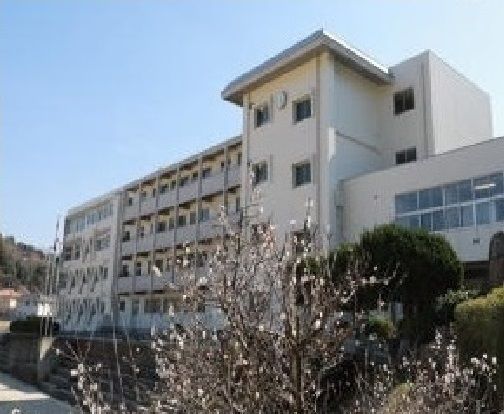 近くの益田市立益田中学校まで2,900m（徒歩37分）