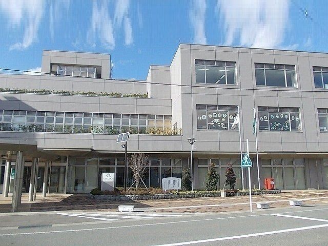 近くの役所まで1,557m（徒歩20分）