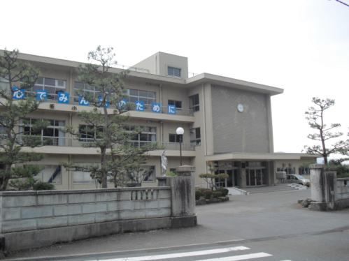 近くの神明小学校まで500m(徒歩7分)