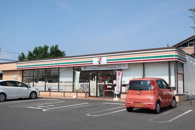 近くのコンビニまで300m（徒歩4分）