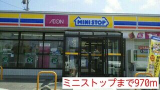 近くのコンビニまで970m（徒歩13分）