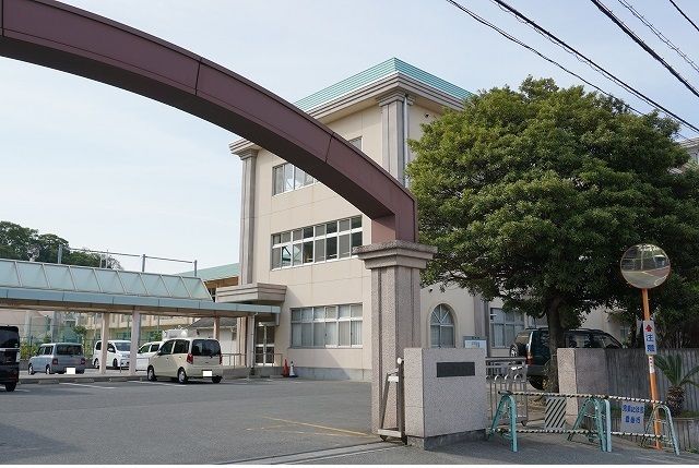 近くの津田小学校まで870m(徒歩11分)