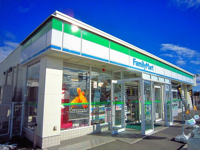 近くのファミリーマートまで750m(徒歩10分)