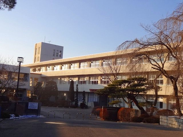 近くの御代田南小学校まで1,300m(徒歩17分)