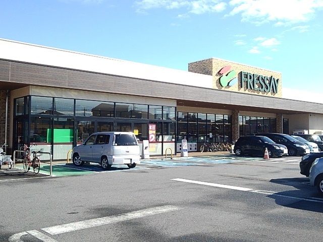 近くのフレッセイ新町店まで500m（徒歩7分）