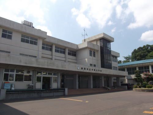 近くの中郷小学校まで750m（徒歩10分）