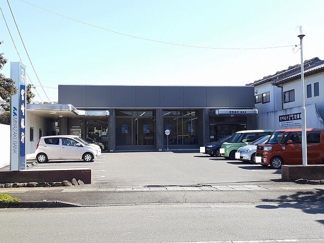近くの宮崎銀行綾支店まで400m（徒歩5分）