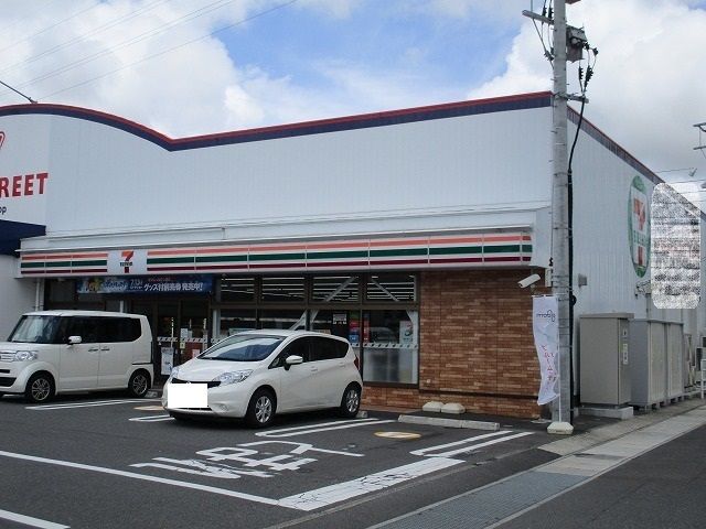 近くのセブンイレブン宮崎桜ケ丘町店まで1,100m(徒歩14分)
