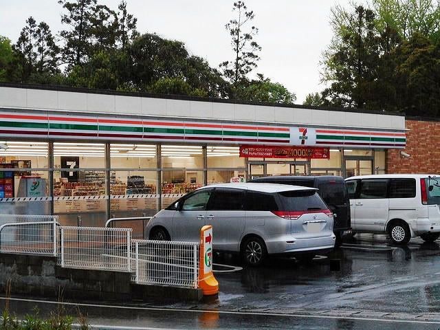 近くのセブンイレブン小楠公園前店まで500m(徒歩7分)