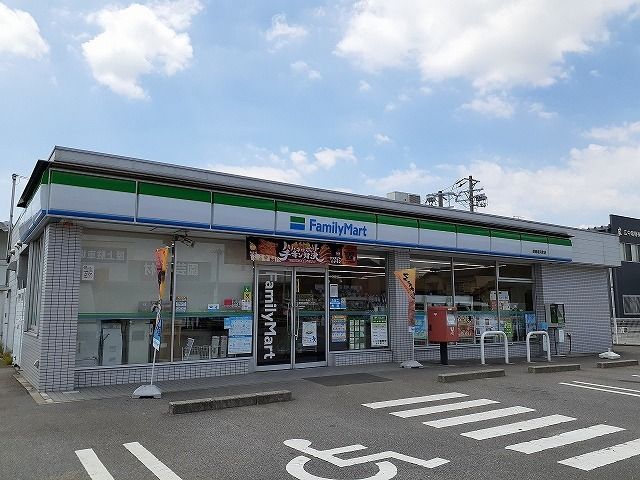 近くのファミリーマート碧南塩浜町店まで458m（徒歩6分）