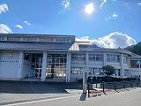 近くの世羅町立甲山小学校まで450m(徒歩6分)