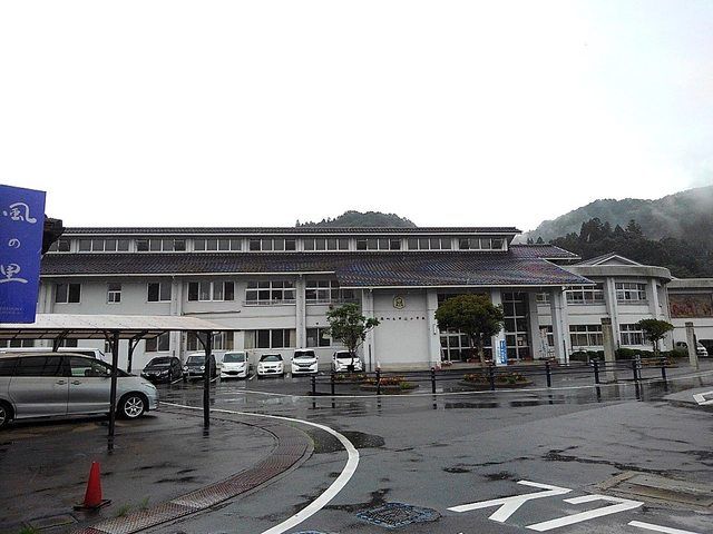 近くの世羅町立甲山小学校まで450m（徒歩6分）