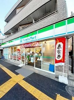 近くのファミリーマート上中里三丁目店まで116m（徒歩2分）