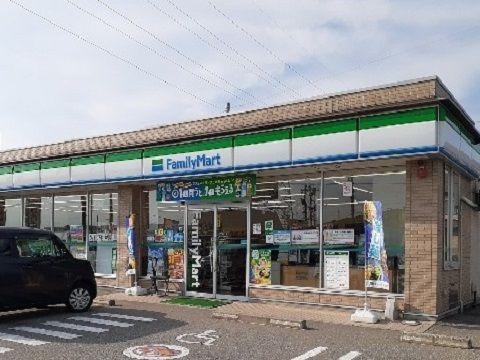 近くのファミリーマート富山茶屋町店まで450m(徒歩6分)