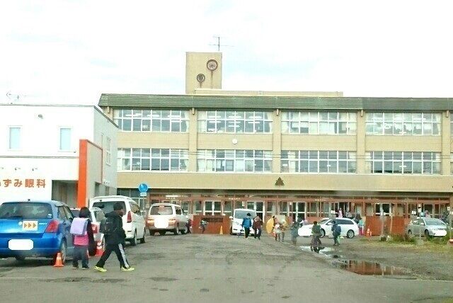 近くの旭川市立春光小学校まで750m（徒歩10分）