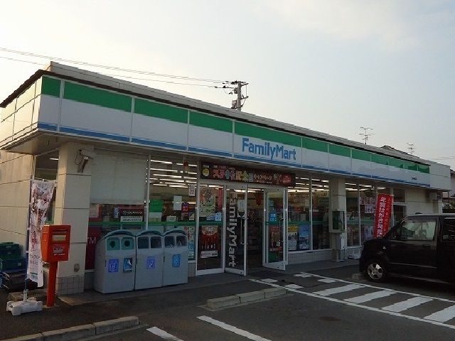 近くのファミリーマートまで1,900m(徒歩24分)