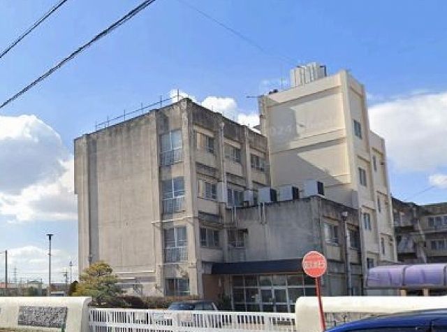 近くの港小学校まで700m(徒歩9分)