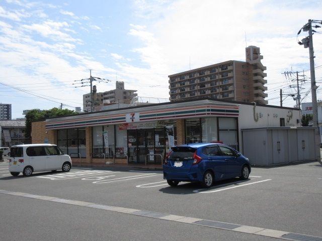 近くのセブンイレブンまで190m（徒歩3分）