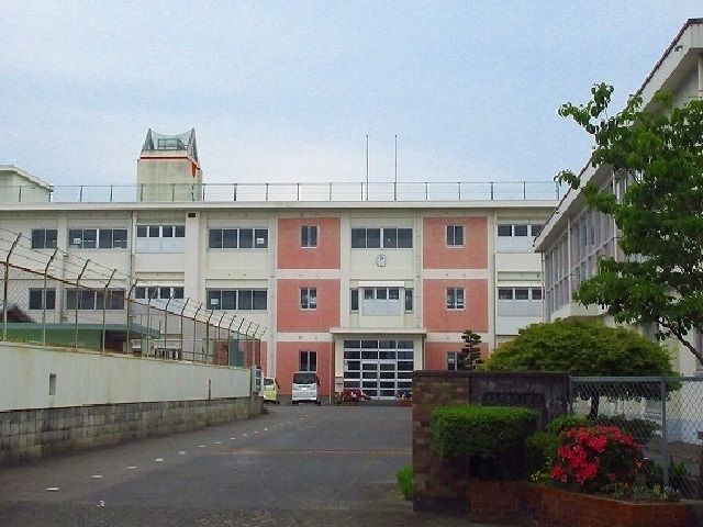 近くの浜小学校まで950m(徒歩12分)