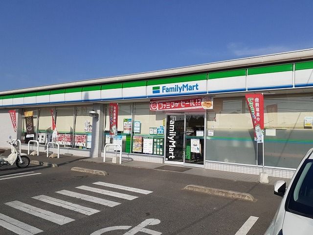 近くのファミリーマートさんまで800m（徒歩10分）