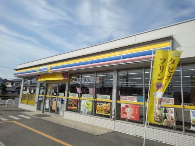 近くのコンビニまで550m（徒歩7分）