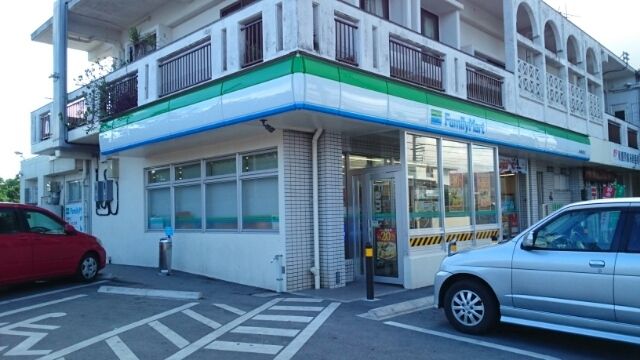近くのファミリーマート南城親慶原店まで1,560m（徒歩20分）