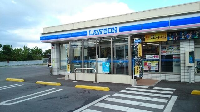 近くのローソン南城市役所前店まで1,740m（徒歩22分）