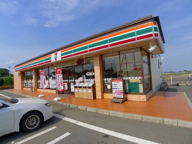 近くのセブンイレブン龍舞バイパス店まで500m（徒歩7分）