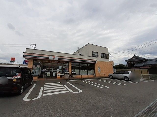 近くのコンビニまで730m（徒歩10分）