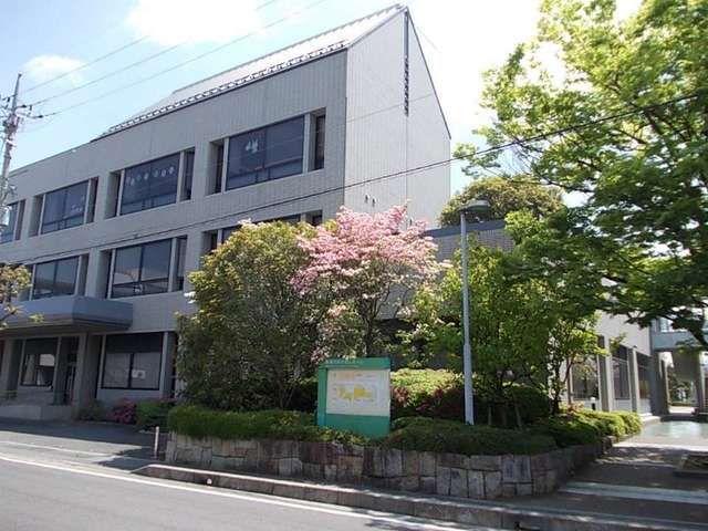 近くの役所まで1,009m（徒歩13分）