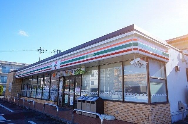 近くのセブンイレブン郡山桑野１丁目店まで750m（徒歩10分）