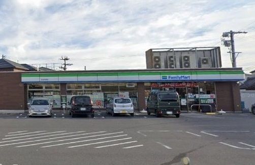 近くのファミリーマートまで150m（徒歩2分）