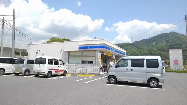 近くのローソン中之条バイパス店まで90m（徒歩2分）