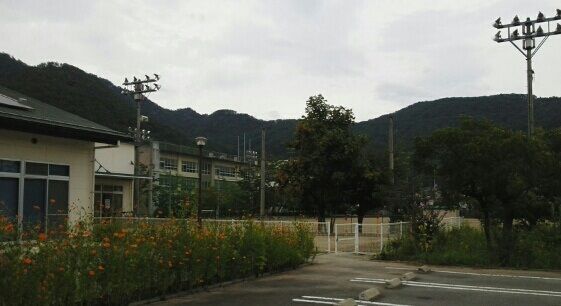 近くの小学校まで550m（徒歩7分）