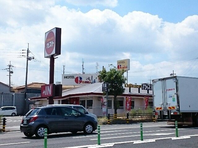 近くのガスト様まで650m(徒歩9分)