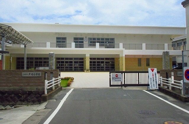 近くの芦刈小学校まで450m（徒歩6分）