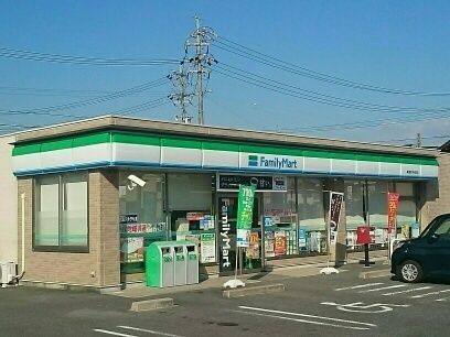 近くのファミリーマートまで240m(徒歩3分)